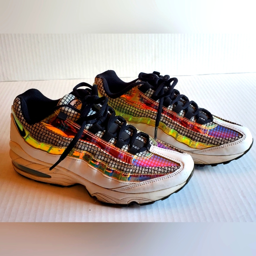 Nike AirMax sneaker youth size 7 womens 8.5 with gold accent.